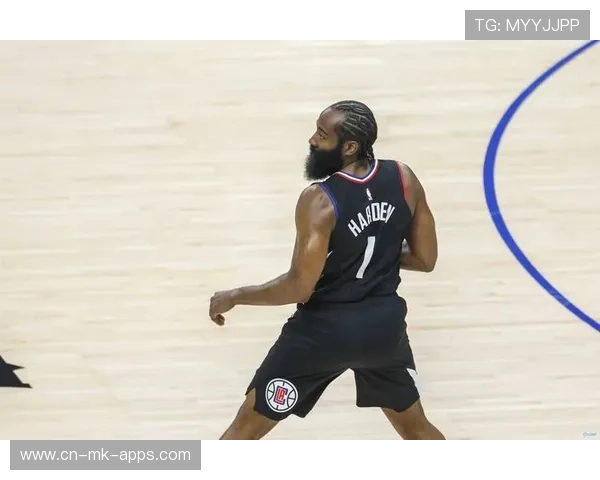 快船战术整合仍未完成哈登融入度成焦点，被哈登晃倒的快船球员