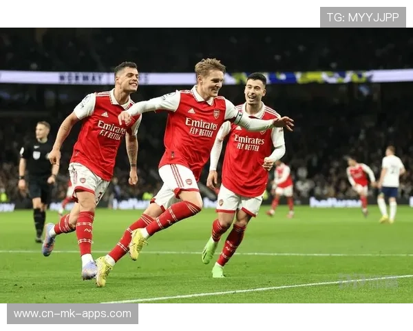 阿森纳中路渗透连发，对手防线被拉扯，阿森纳 中场